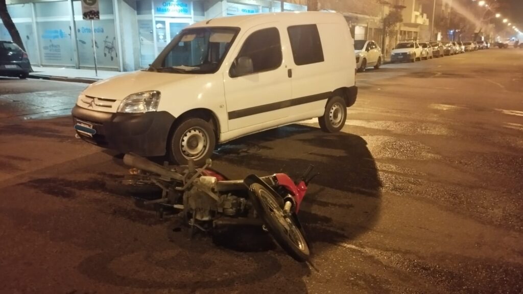 Una camioneta embistió a una moto y una joven terminó en el HIGA con una fractura