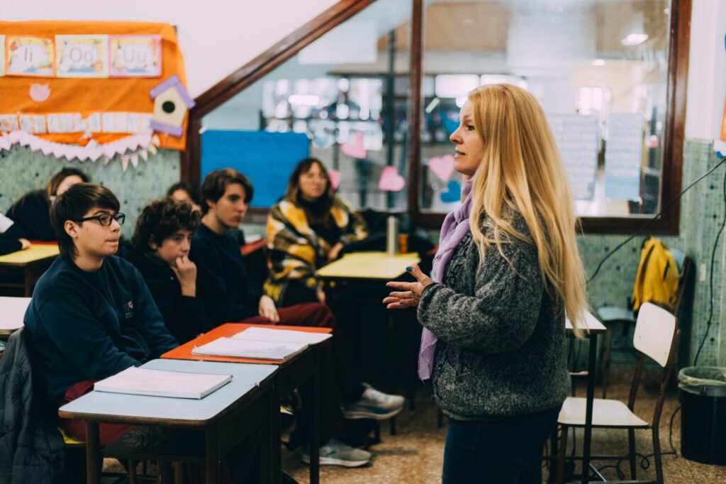 El Municipio continúa con las capacitaciones sobre estafas online y ludopatía en instituciones educativas