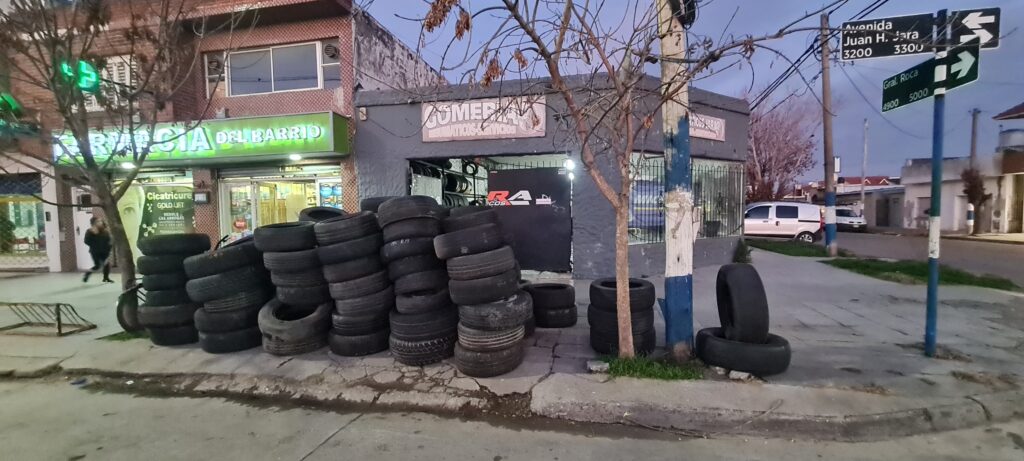 Clausuraron una gomería y secuestraron 508 neumáticos