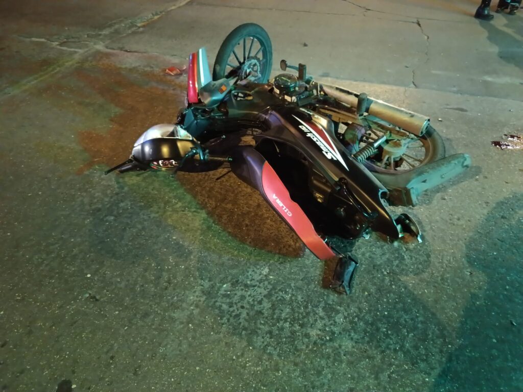 Un motociclista terminó en el HIGA tras chocar con una camioneta