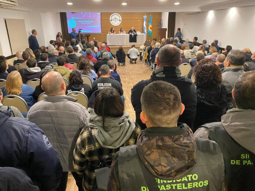 A sala llena se conmemoró el 47° aniversario de “La noche de las corbatas”