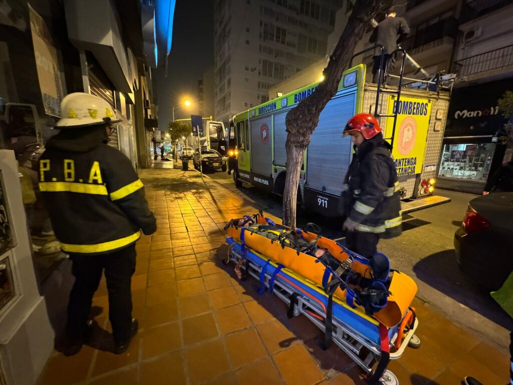 Bomberos salvaron la vida a un joven que intentó arrojarse desde un techo