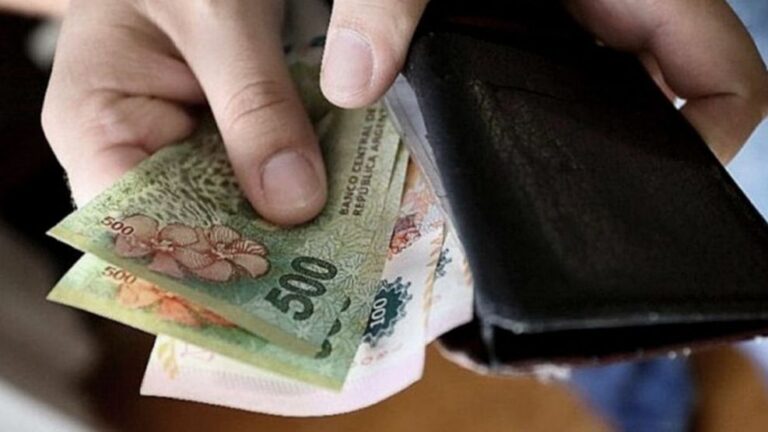 El Gobierno dispuso aumentar el 15 % el salario mínimo que se pagará en cuatro cuotas