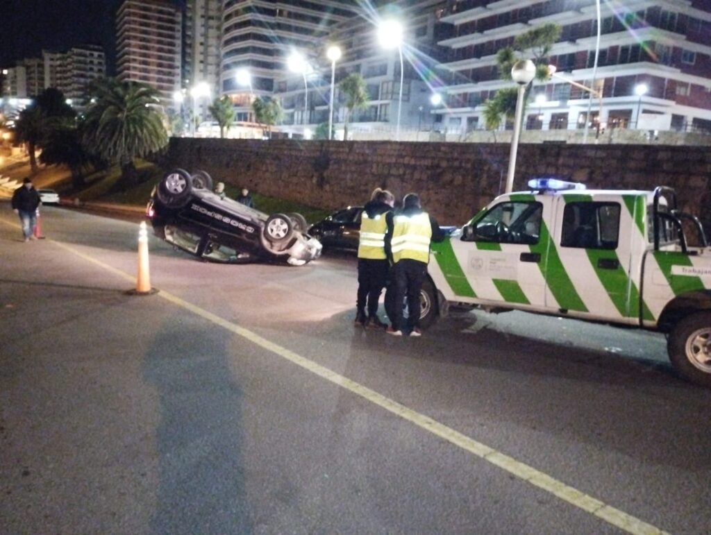 Chocó a un auto estacionado y terminó volcando: circulaba sin licencia y se negó al test de alcoholemia