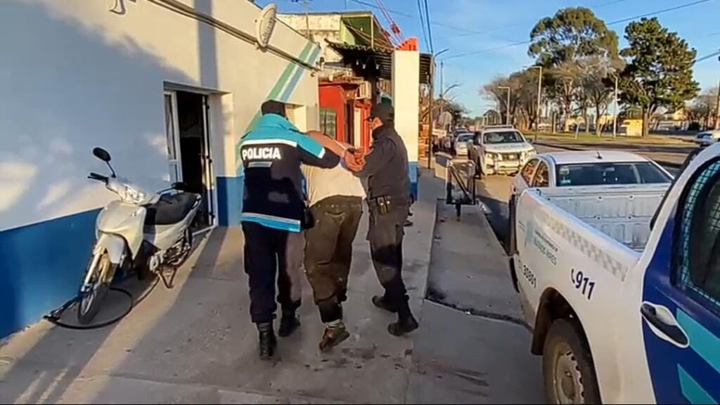 Un joven terminó aprehendido tras privar de su libertad a tres sujetos y golpear a uno de ellos
