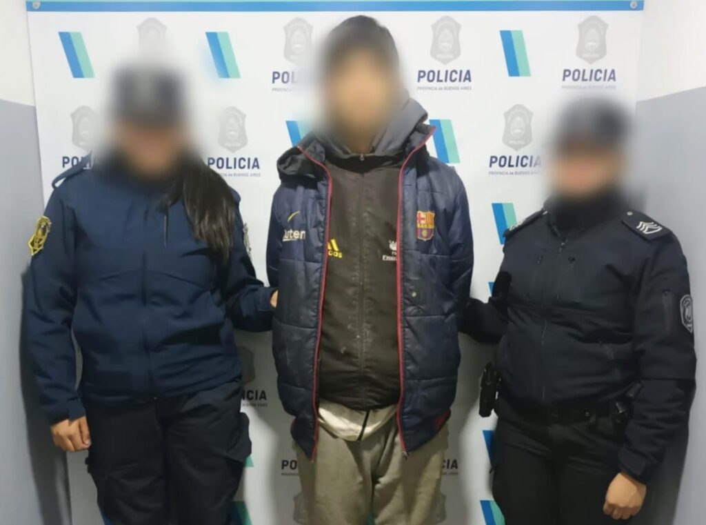 Destrozaron la vidriera de un local para robar snacks y golosinas: un aprehendido