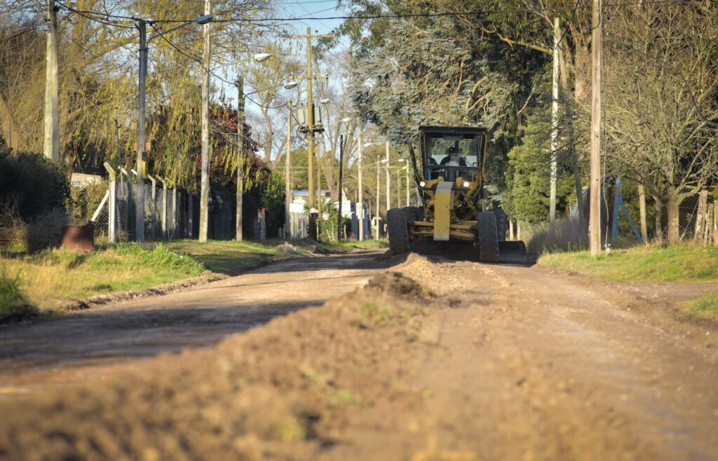 Avanza la reparación de calles en barrios linderos a Ruta 2