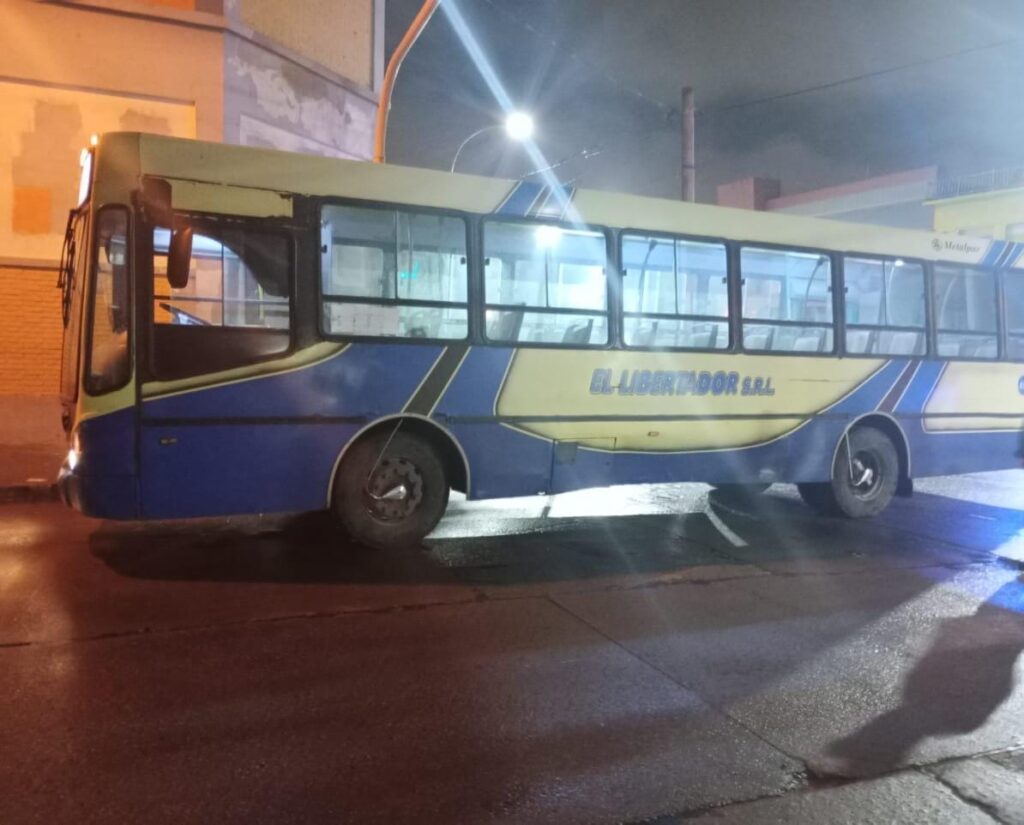 Murió un motociclista tas chocar con un colectivo