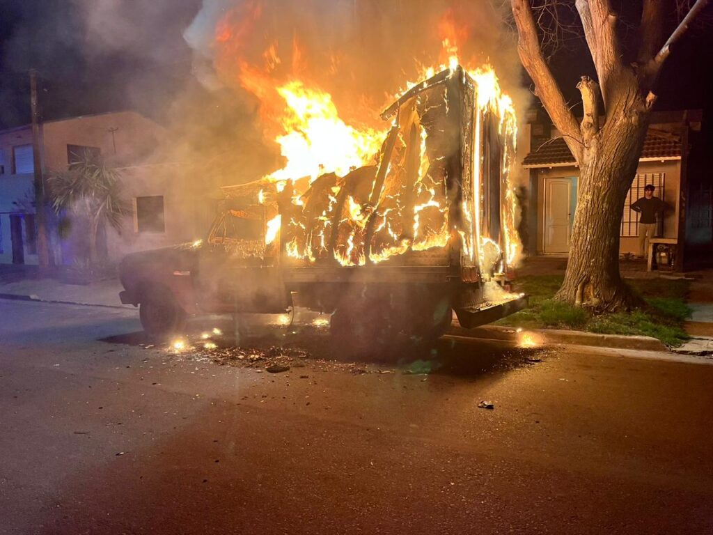 Se incendió una camioneta en la vía pública y los daños fueron totales