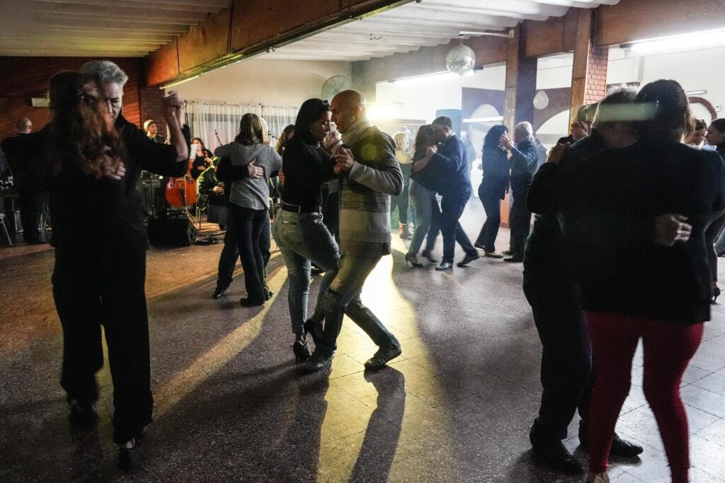 El Auditorium lleva la milonga a clubes de barrio de la ciudad