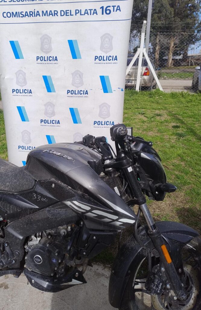 Video: cinco delincuentes golpearon y robaron una moto a un joven