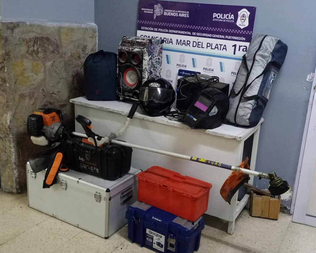 Delincuentes con frondosos antecedentes rompieron un portón de cochera y cayeron con gran cantidad de objetos robados