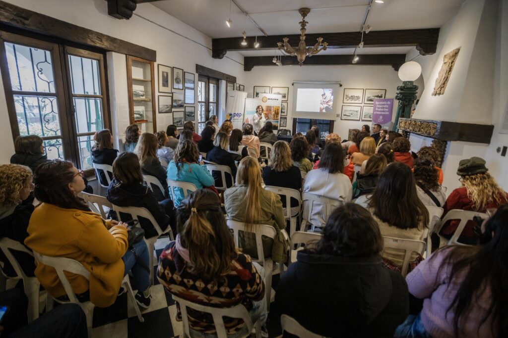 Brindan charla sobre liderazgo destinada a empresas y equipos de recursos humanos