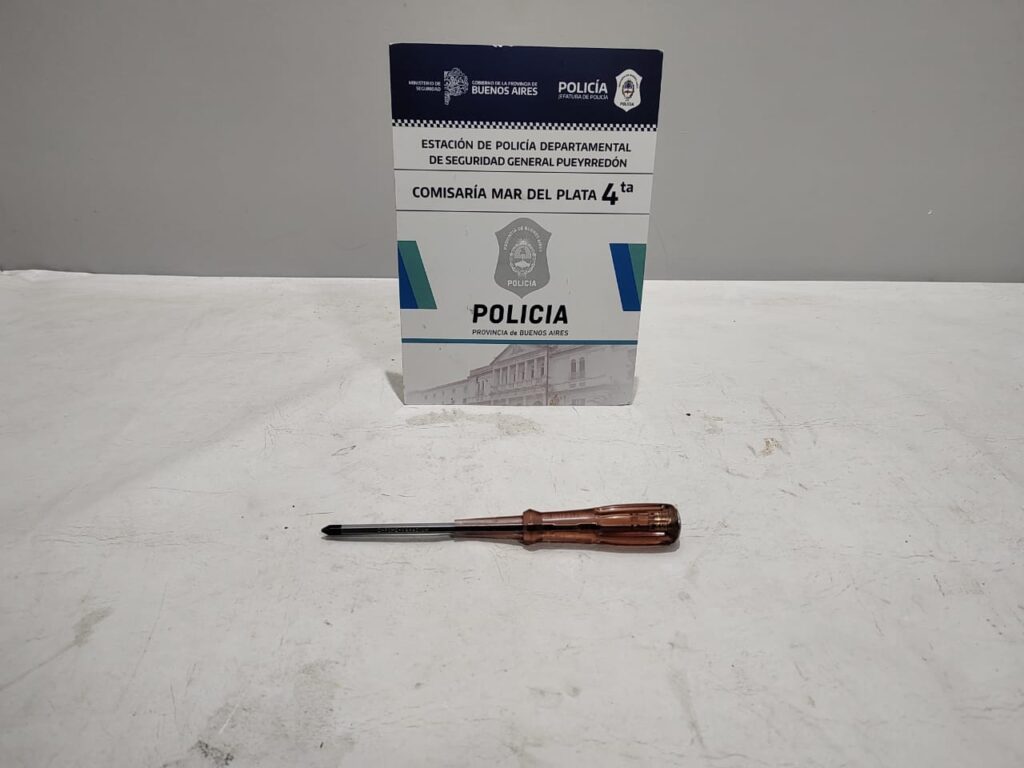 Circulaba con una moto sin licencia ni seguro, cruzó un semáforo en rojo y rompió un móvil policial