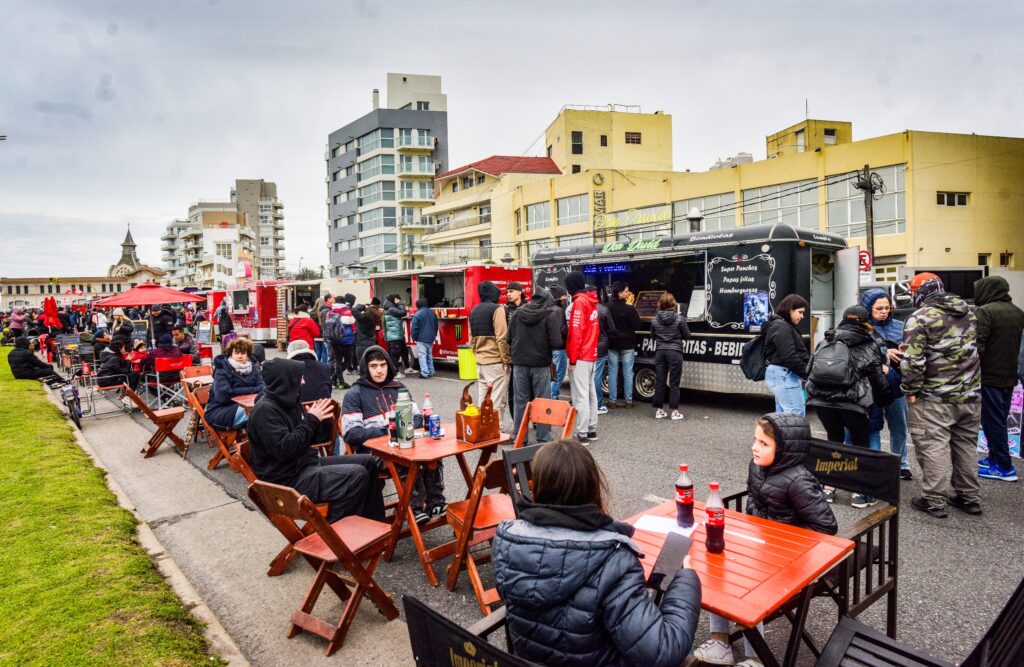 Más de 120 emprendedores locales y 25 foodtrucks estuvieron presentes en el Enduro del Invierno