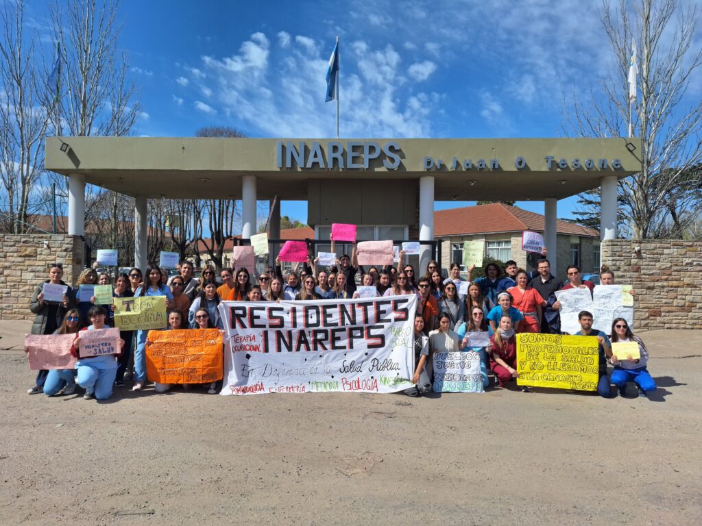 Residentes del INAREPS se manifestaron en reclamo de mejoras en las condiciones laborales y salariales