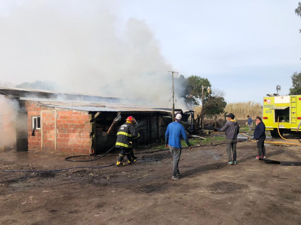 Dos dotaciones de bomberos sofocaron un feroz incendio en una vivienda