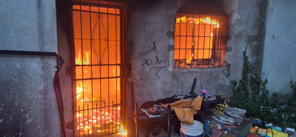 Bomberos sofocaron un incendio en una vivienda abandonada