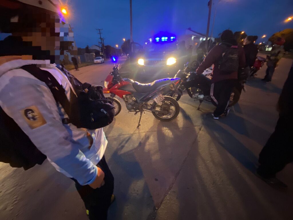 Circulaban en dos motos con registros falsos
