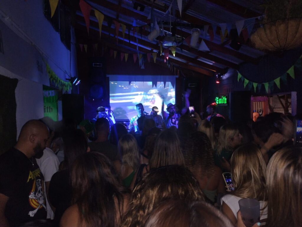 Smith reabre sus puertas con más cervezas artesanales y bandas en vivo