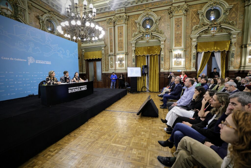 Kicillof anunció la creación de una línea específica para el acompañamiento de adultos mayores