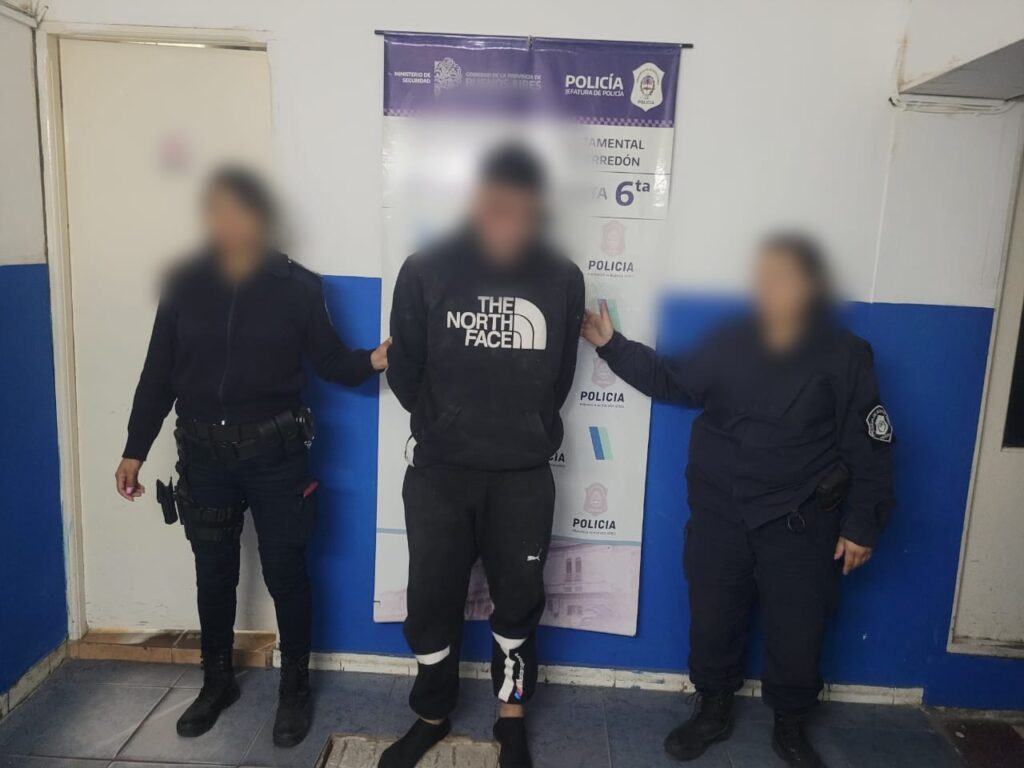 Cinco delincuentes ingresaron a una vivienda, agredieron a los propietarios y se llevaron $500 mil: un aprehendido