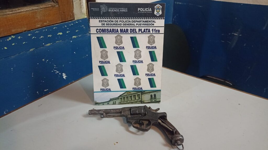 Se trepó armado a una torre queriendo «hablar» con su ex: aprehendido