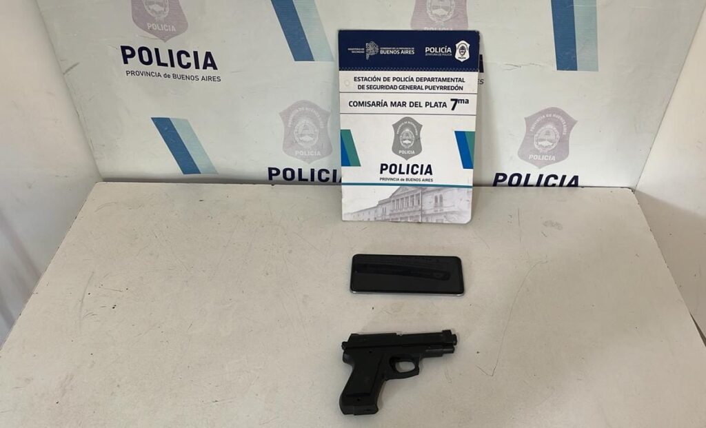 Un menor y un mayor robaron un teléfono celular con un arma de utilería: aprehendidos