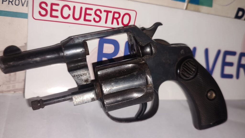 Un menor terminó aprehendido tras llevar un revólver calibre 38 al colegio