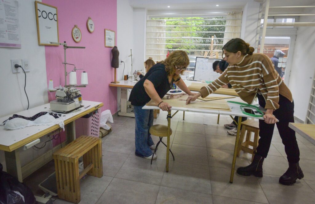 Brindan curso gratuito de confección de corpiños post mastectomía
