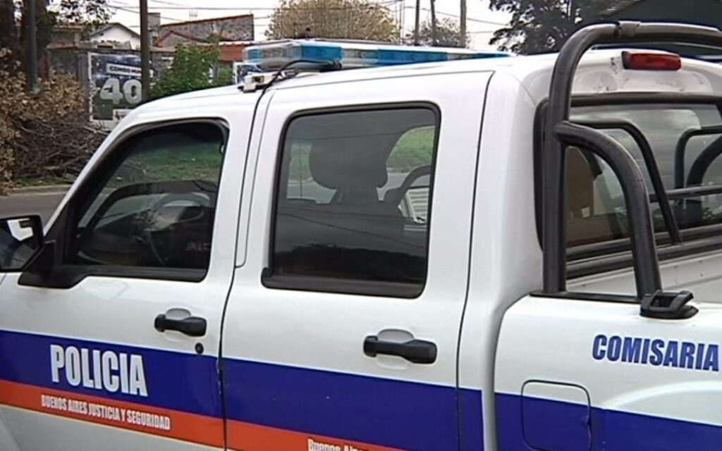 Menor logró salir del auto antes de que lo robe un delincuente que terminó chocando un patrullero