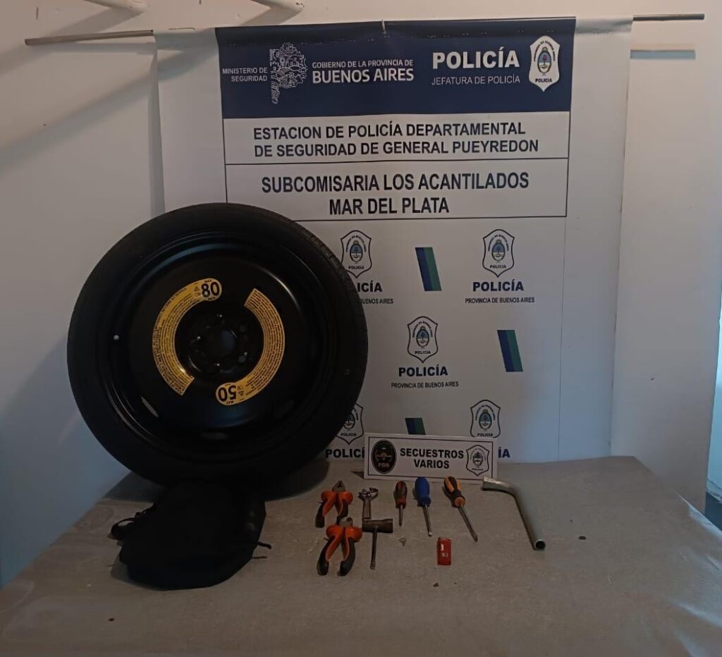 Rompieron el vidrio de un auto, robaron varios elementos y terminaron en Batán