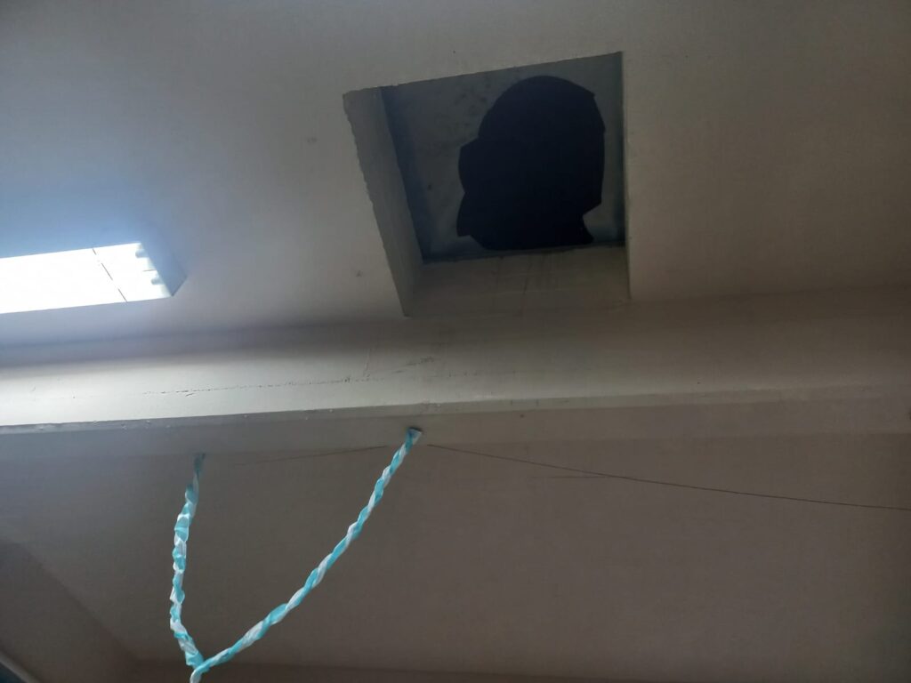 Menor de edad rompió una claraboya y robó en una escuela