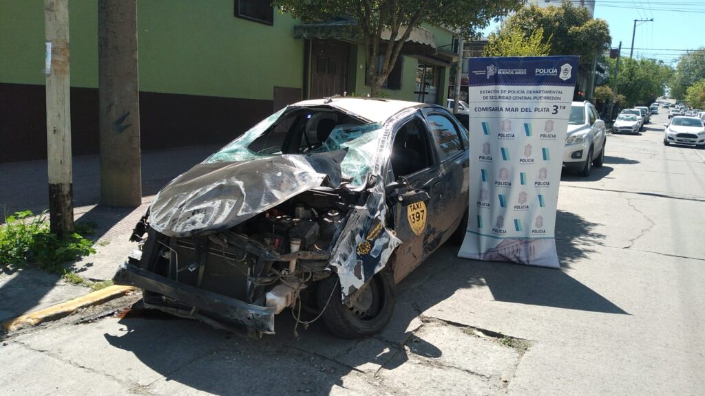 Robaron un taxi a mano armada y lo destruyeron escapando de la policía