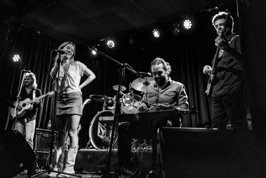 Soy Sofia, Dani Ferretti y Daniel Arena presentan “Viva O Folk Tour” en Chauvin