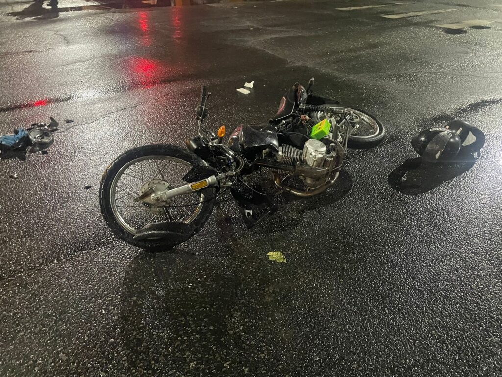 Brutal siniestro dejó a dos motociclistas hospitalizados: el conductor del automóvil circulaba borracho