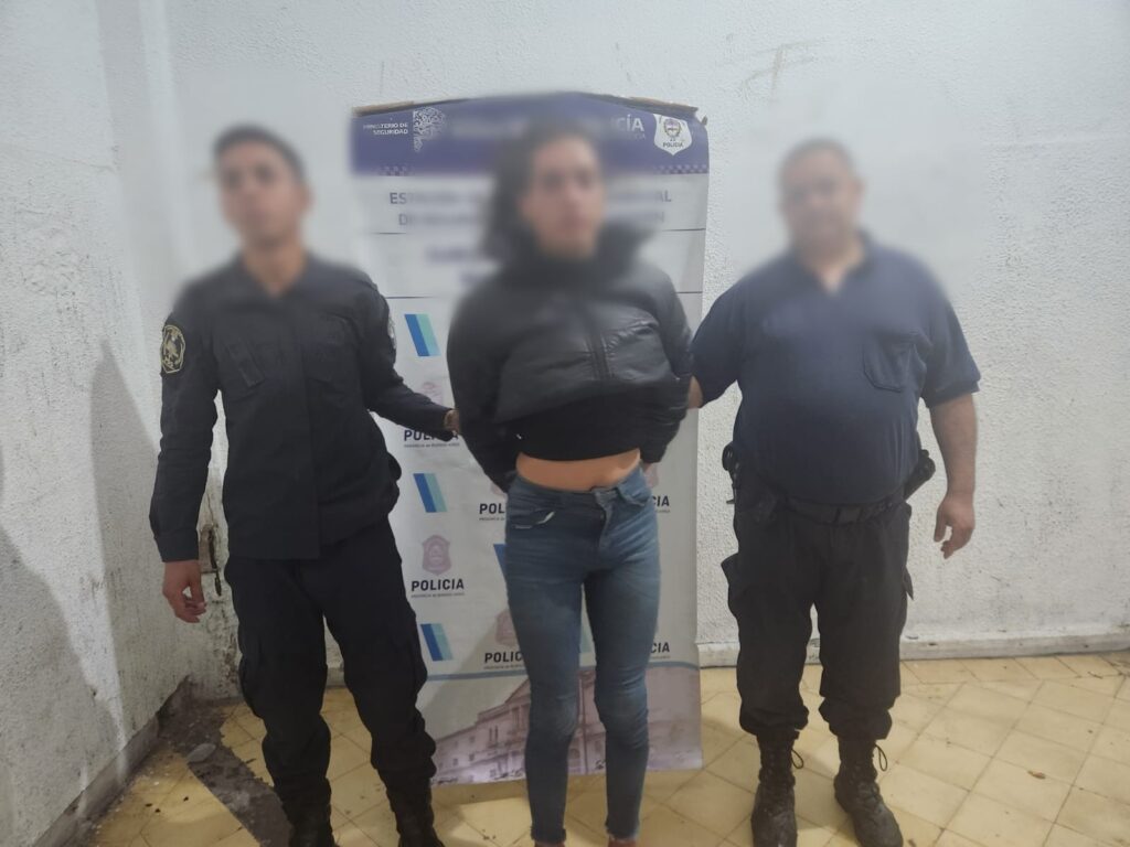 Discutió con la dueña de un drugstore, generó destrozos en el local y terminó aprehendida