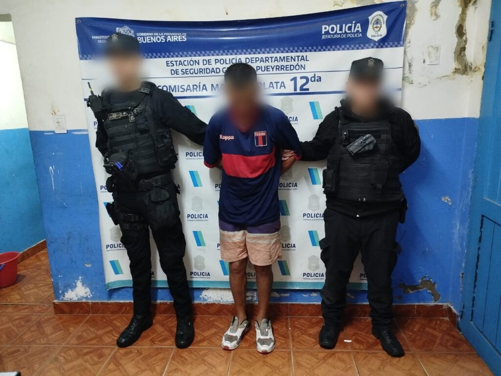 Le arrancó un diente a su pareja de una trompada y mordió al hijo de la mujer