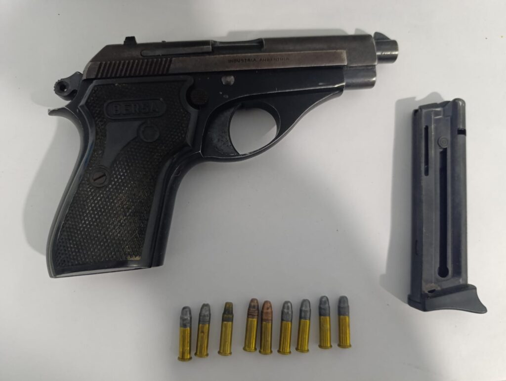 Intentó robar en un comercio y terminó aprehendido tras descartar un arma de fuego