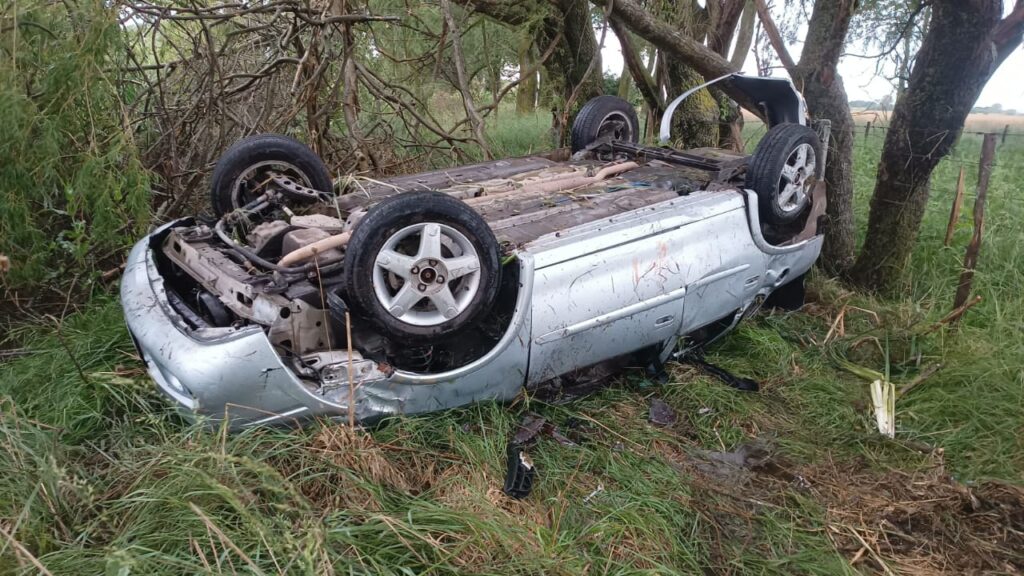 Video:  tres heridos tras perder el control de un Corsa y terminar volcados en la Ruta 88