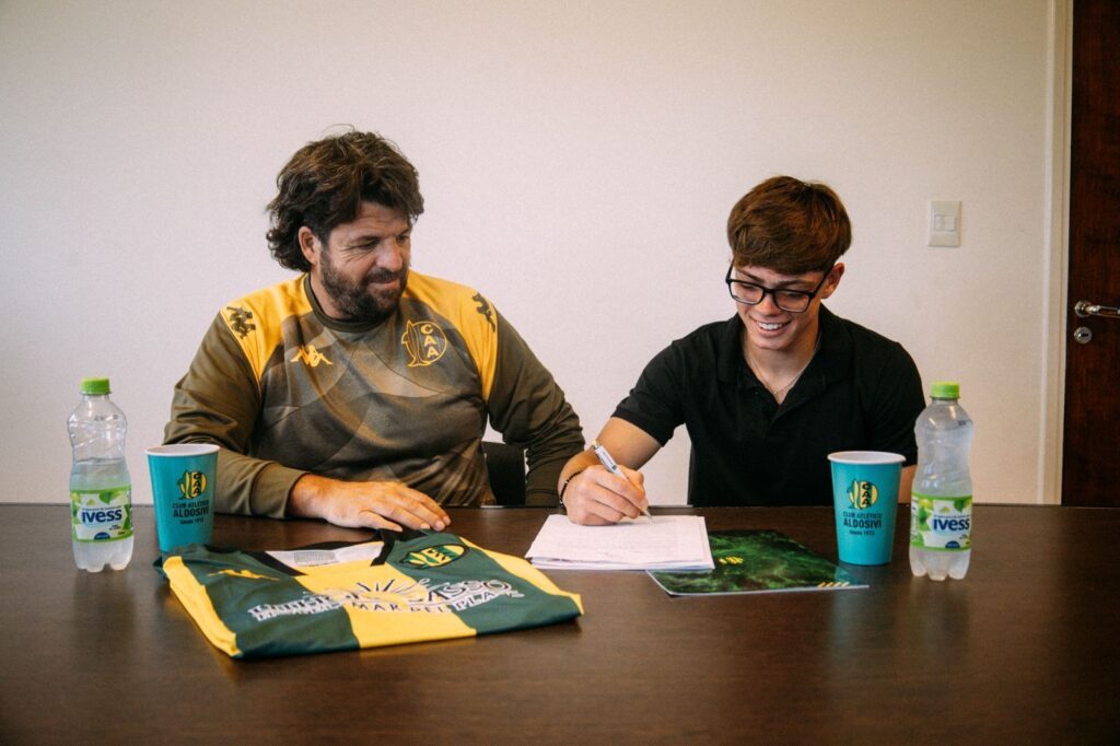 Aldosivi firmó dos contratos profesionales