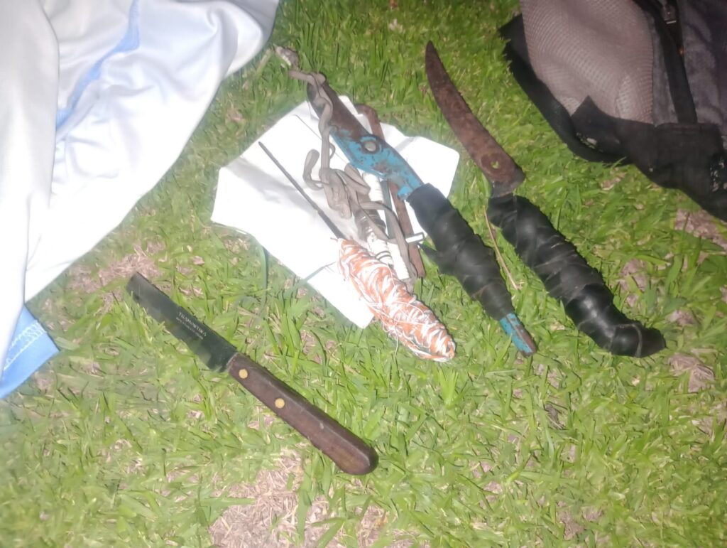 Rompió una ventana para ingresar a una casa y lo redujeron los vecinos: tenía cuatro cuchillas en la mochila