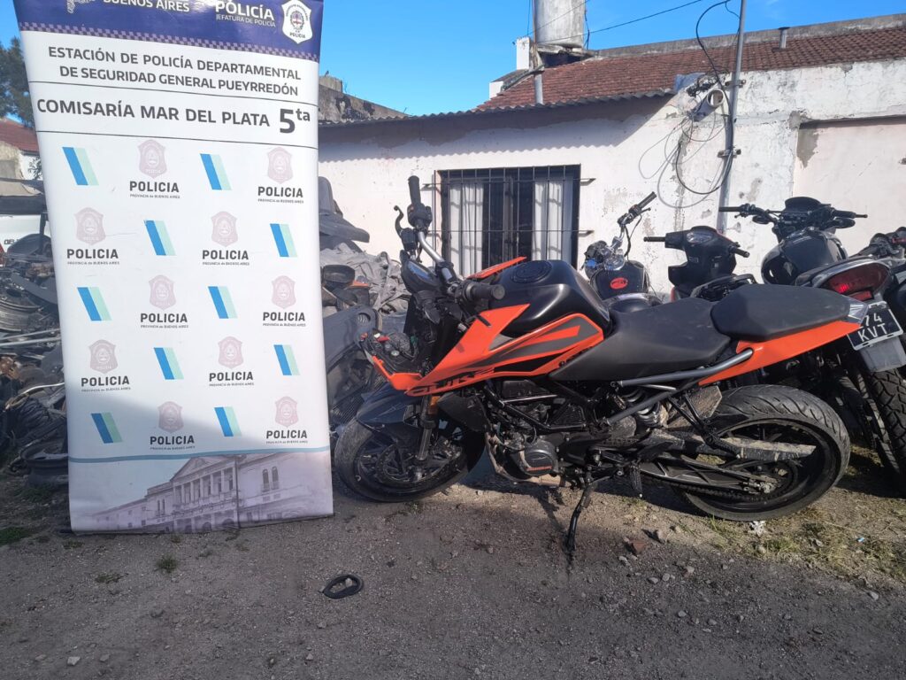Circulaba en una moto robada, intentó escapar de la policía y resultó aprehendido