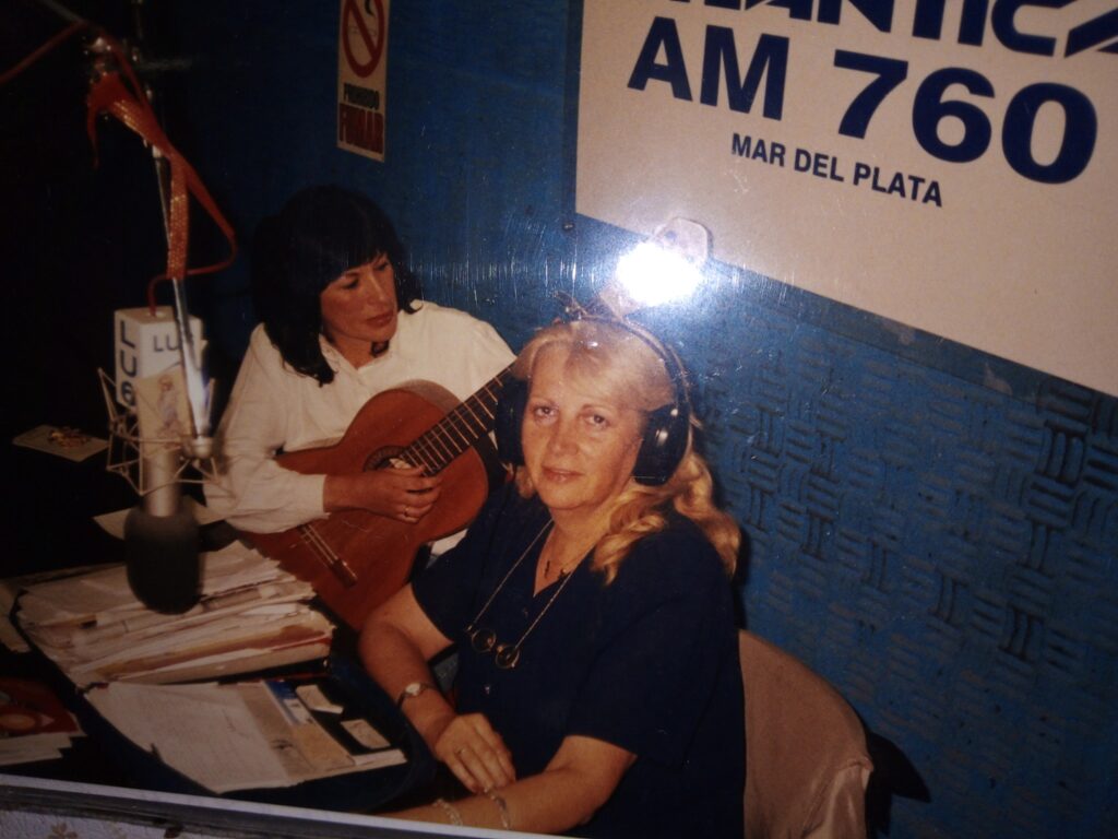 Presentan el último libro de Perla Carlino: «El maravilloso mundo de la radio»