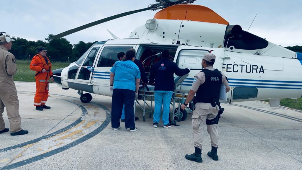 Video: milimétrica maniobra de Prefectura permitió rescatar de urgencia a un tripulante con problemas cardíacos