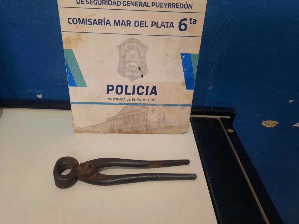 Atacó a dos personas con una tenaza y terminó aprehendido