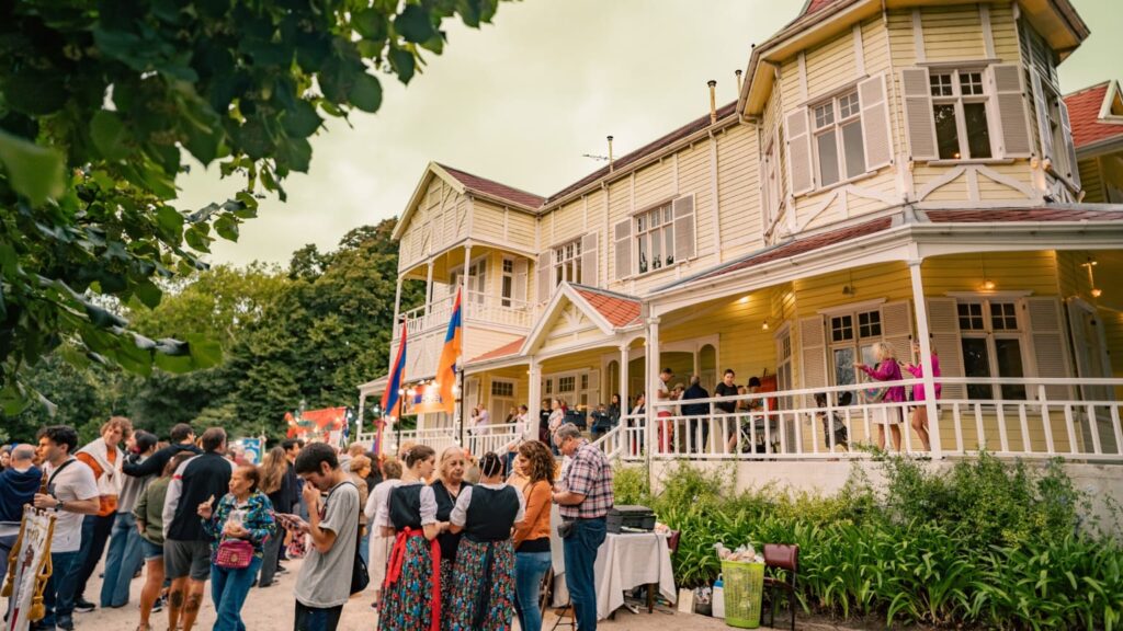 Feria del Libro, Festival de Cine y Conciertos Corales: una semana cultural en Mar del Plata