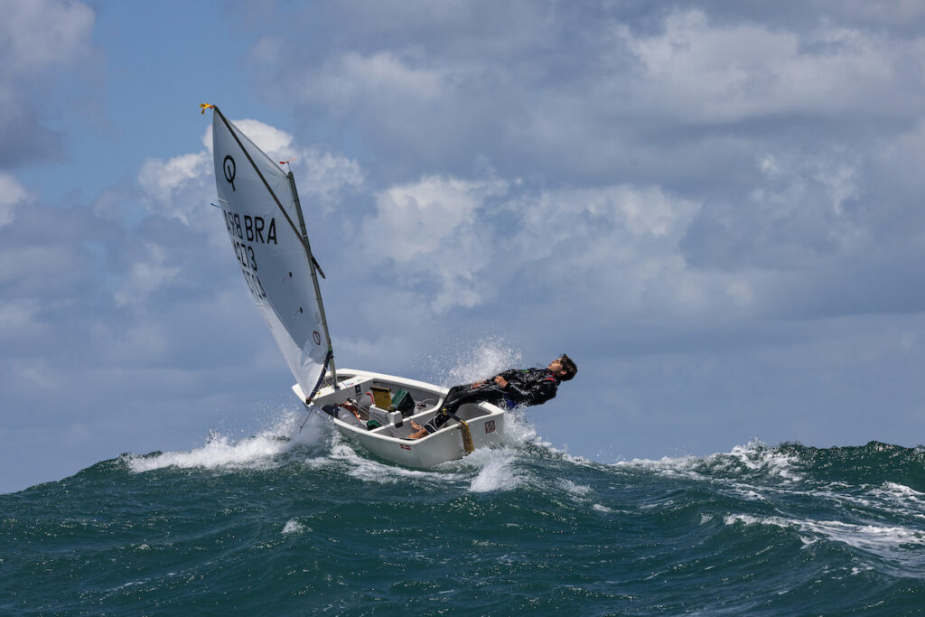 Con fuerte viento del sur comenzó el Mundial de Optimist en el CNMP