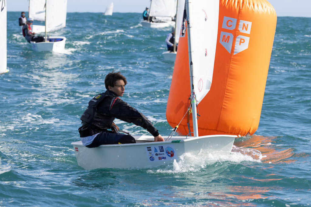 Mundial de Optimist en el CNMP: el viento calmo del segundo día reordenó la tabla y el brasileño Back es ahora el único líder