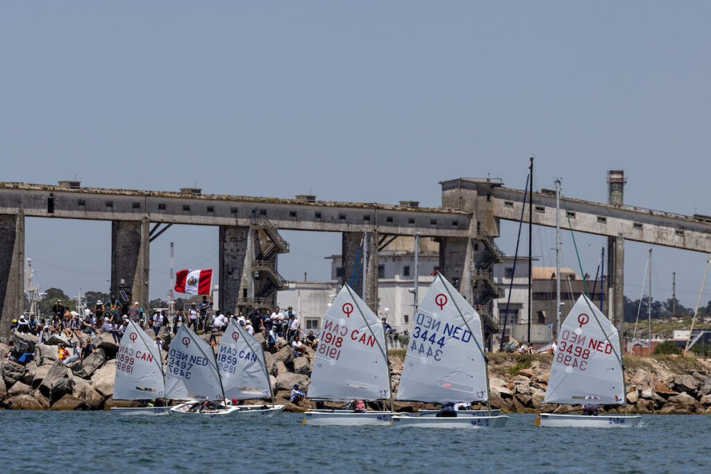Video: la acción del Mundial de Optimist se trasladó dentro del puerto con el campeonato por equipos